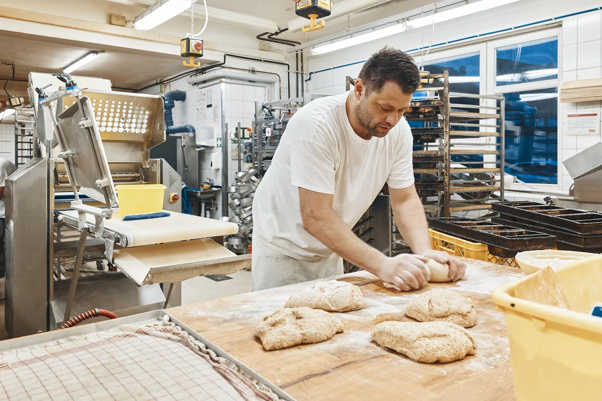 Thợ làm bánh Baker nhào bột trong xưởng bánh thương mại – Baker Skill Assessment Úc