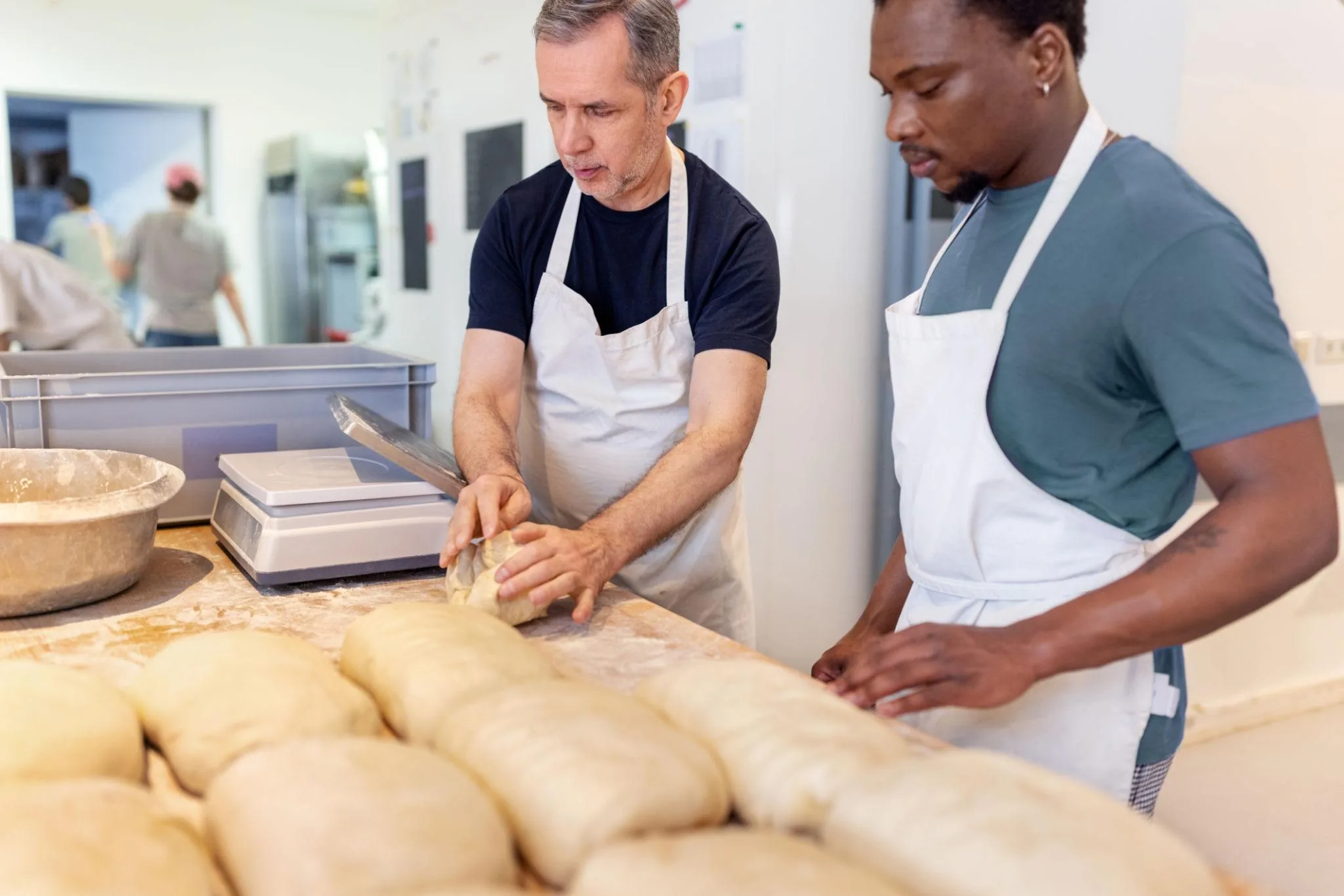 Thợ làm bánh Baker thực hiện kỹ thuật nhào và tạo hình bột bánh mì