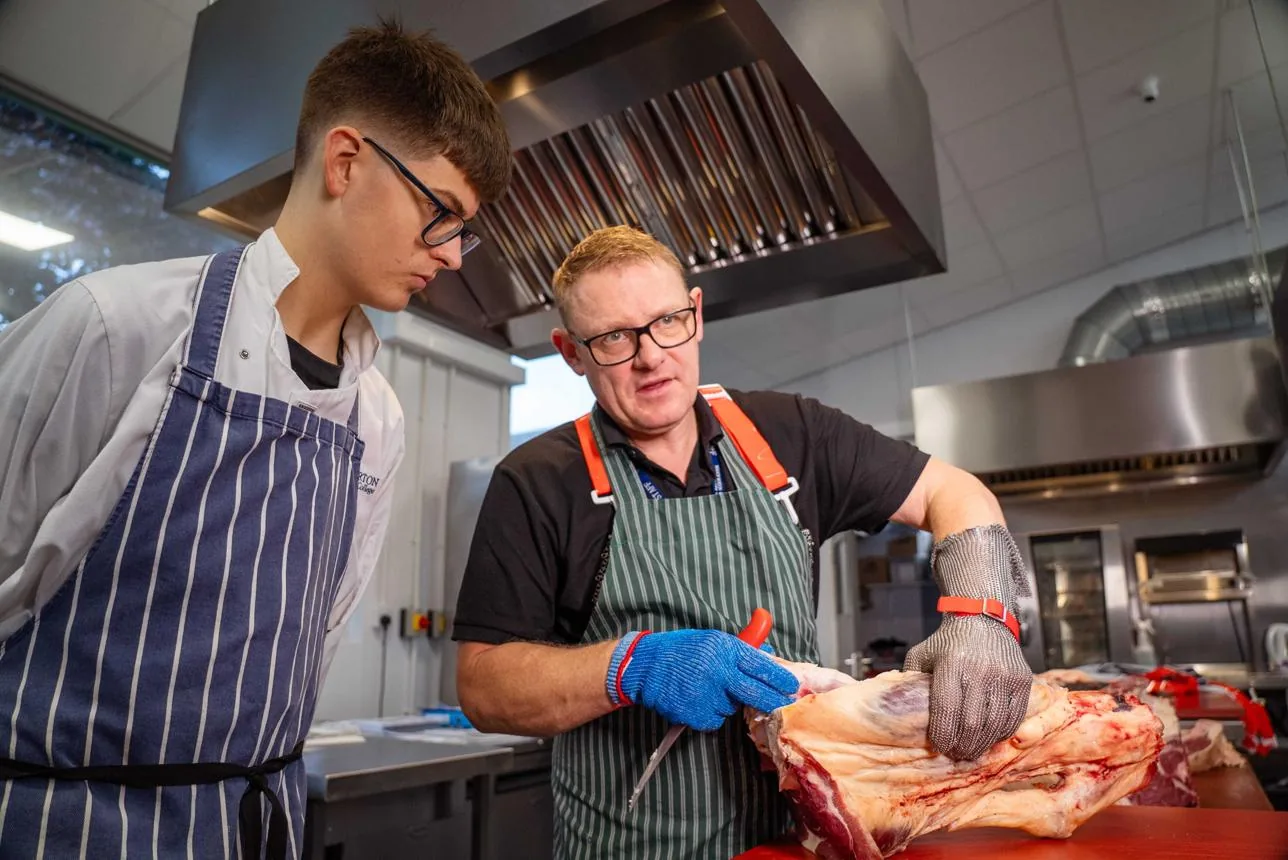 Thợ Butcher hướng dẫn kỹ thuật pha lóc thịt và sử dụng dao chuyên nghiệp