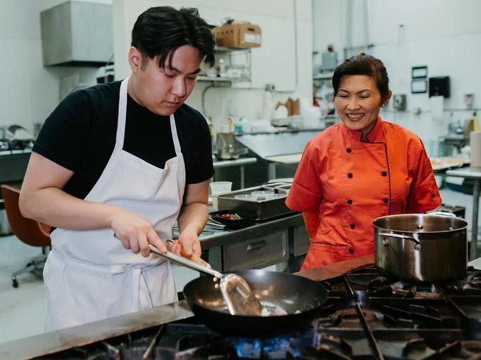 Chef hướng dẫn chế biến món ăn châu Á trong bếp thương mại – Asian Cookery