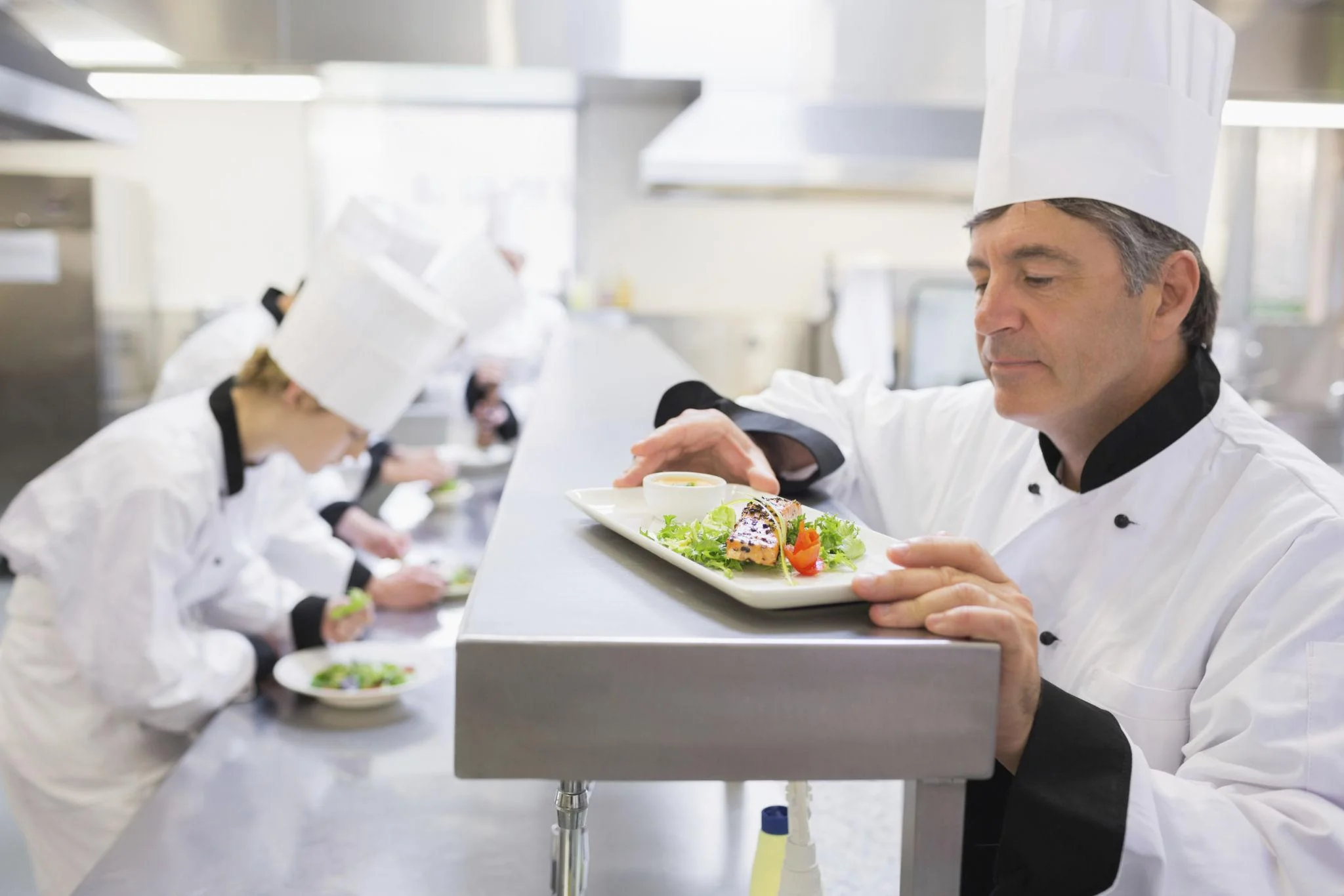Chef kiểm tra chất lượng món ăn trong bếp thương mại – Commercial Cookery Skill Assessment