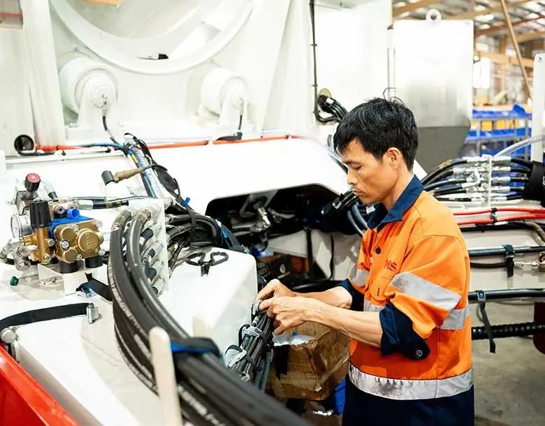 Fitter General lắp đặt và bảo trì hệ thống thủy lực
